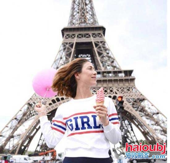 安娜搬家迁居巴黎拿个粉色气球闲逛成了网红还收获了爱情.jpg